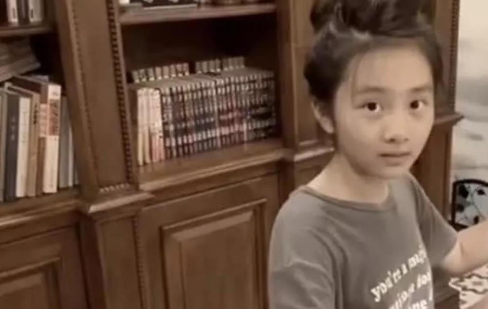 黄磊女儿家中练琴,背后的书架暴露了家人的生
