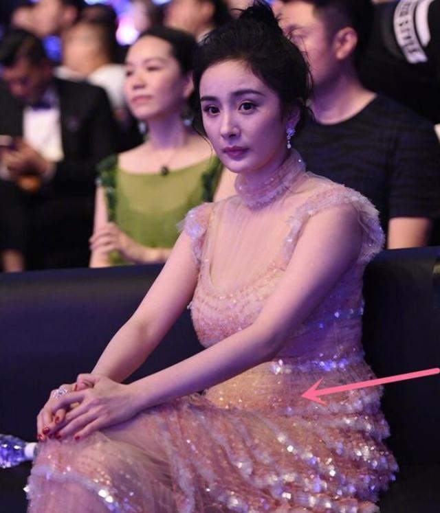 杨幂恍若泰山压顶,热巴不愧叫"胖迪"!