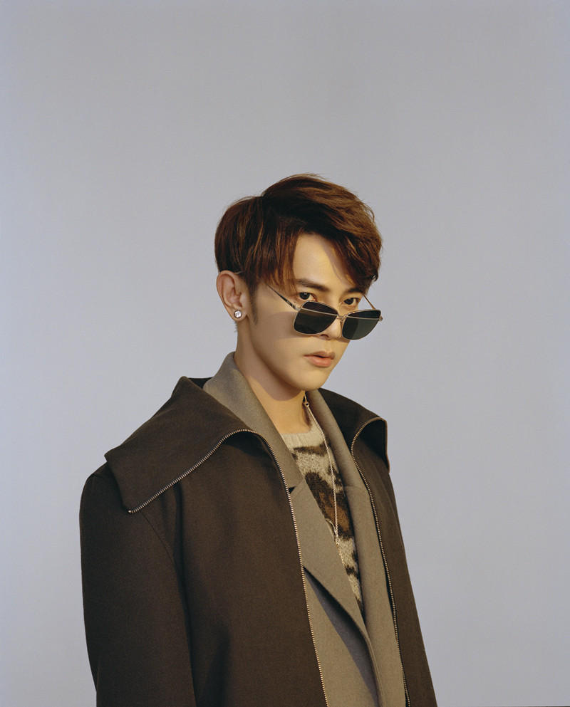 汪东城初冬大片温暖来袭眼神深邃身材挺拔