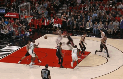 字母哥单场疯狂虐筐9次 他扣爽了却换不来胜利