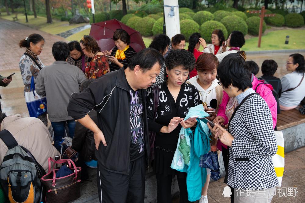 上海大媽跳廣場舞突遇大雨,扎堆拼團搶雞蛋雙十一9.9元20個