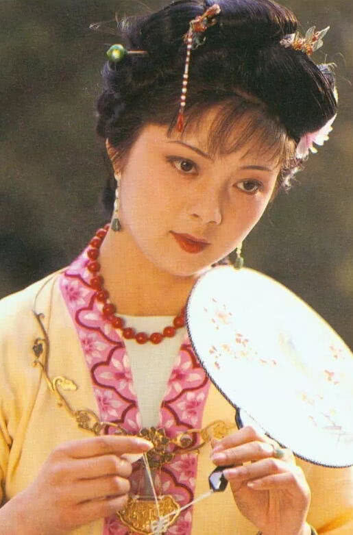 薛宝钗是什么时候决定主动追求贾宝玉?都怪王