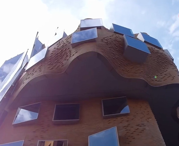 华裔博士耗资1亿造最"丑"大楼,因游客太多,政府设旅游专线