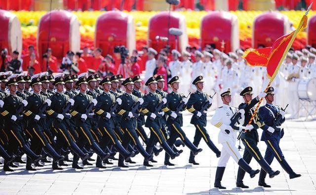 他16岁参军,中将军衔,曾任北京军区司令,女儿是著名房地产总裁