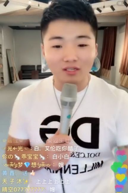 嘟嘟姐落泪发声:玩快手不为挣钱!白小白将办个