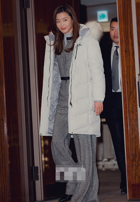 全智贤再穿阔腿裤,羽绒服搭配灰色套装气场全