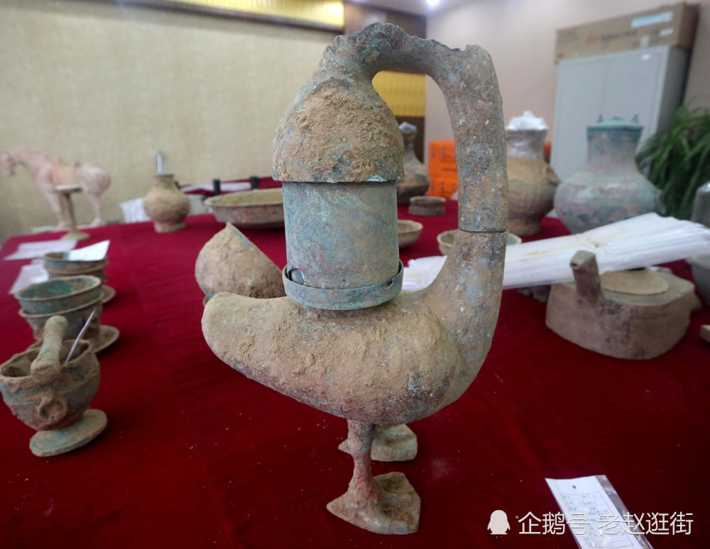 这座铜大雁灯为一只大雁回首的造型,双蹼并立大雁回首嘴衔灯罩,灯罩与