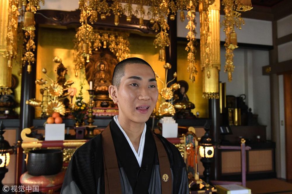 斜杠青年:日本最时尚的和尚是个"佛系"彩妆师