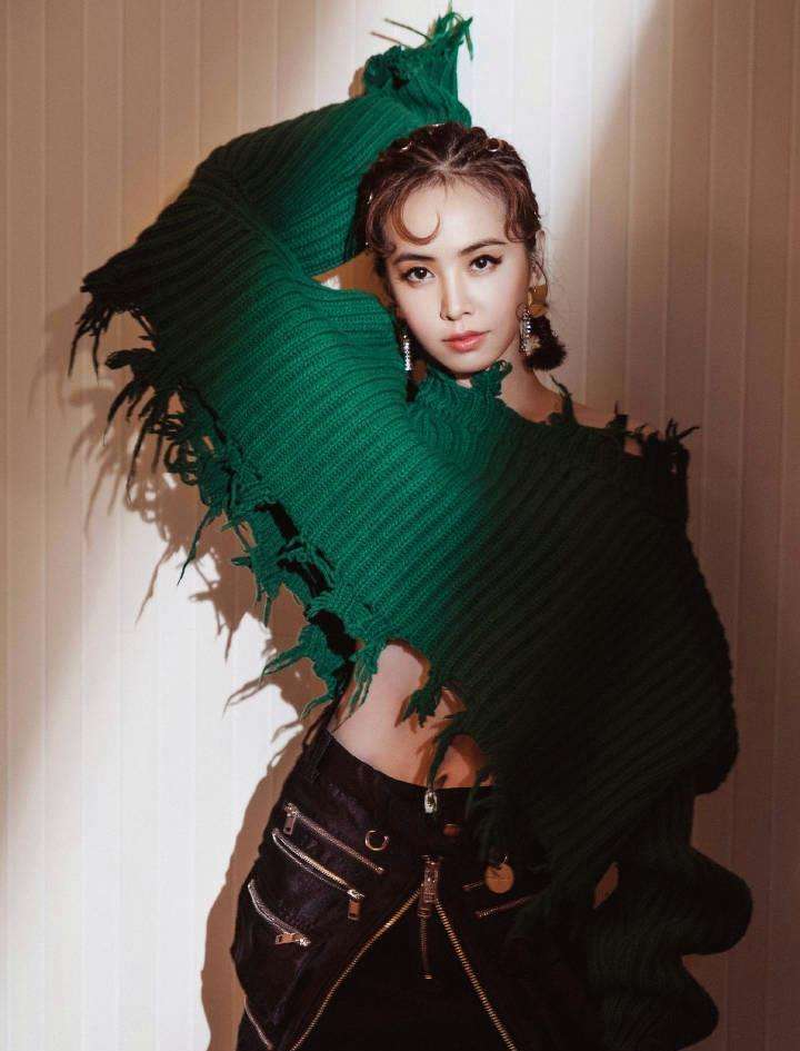 蔡依林机场气场全开,皮裤秀出完美长腿,粉丝表示撞衫外卖小哥