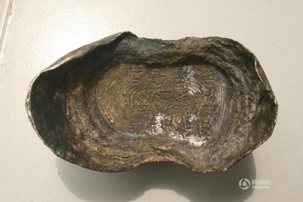 图为江口沉银遗址附近发现的银锭.