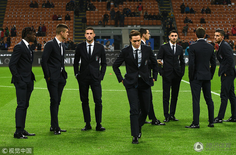 高清意大利男模队穿西装踩场因西涅错失良机遗憾抱头