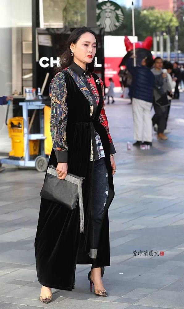 街拍:用尖头细高跟PK高筒靴的美女