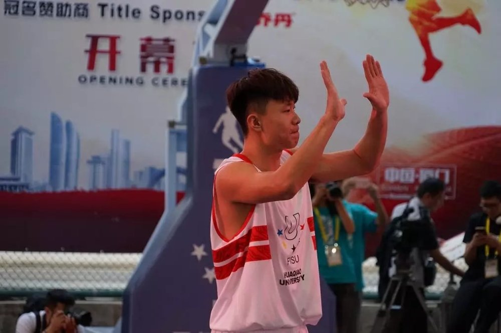 孟翔:我们都十分热爱篮球.