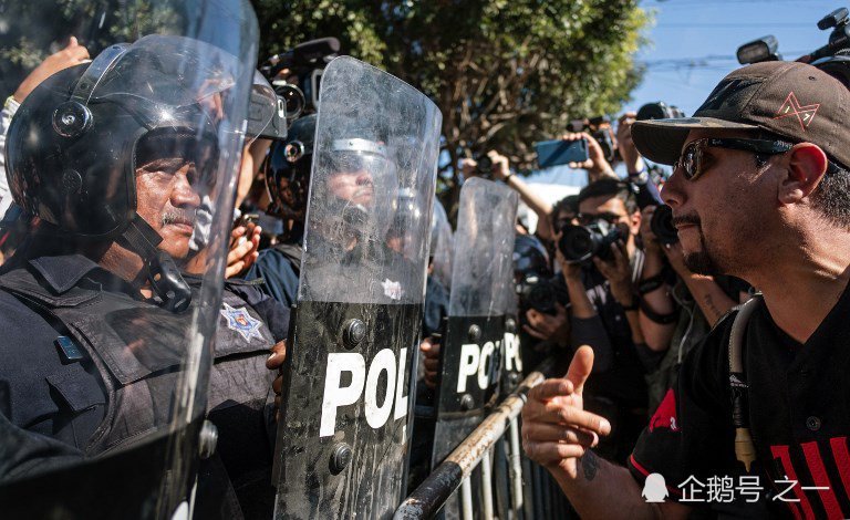 忍无可忍!墨西哥小城爆发反移民游行,与防暴警