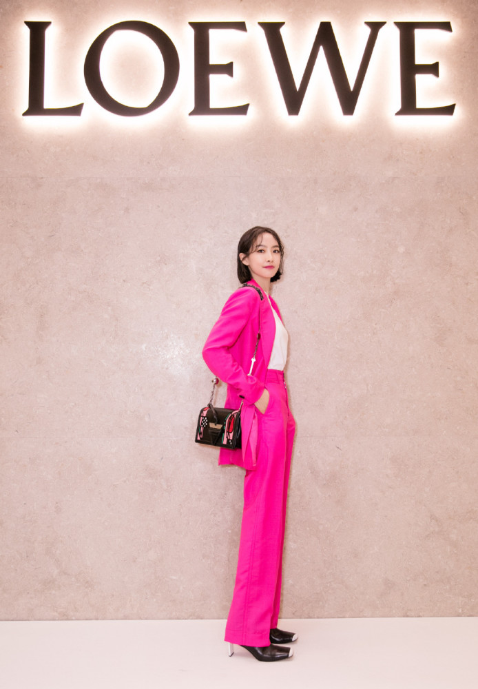 艳了,身穿金属红色皮衣美得开挂,31岁依旧似少女