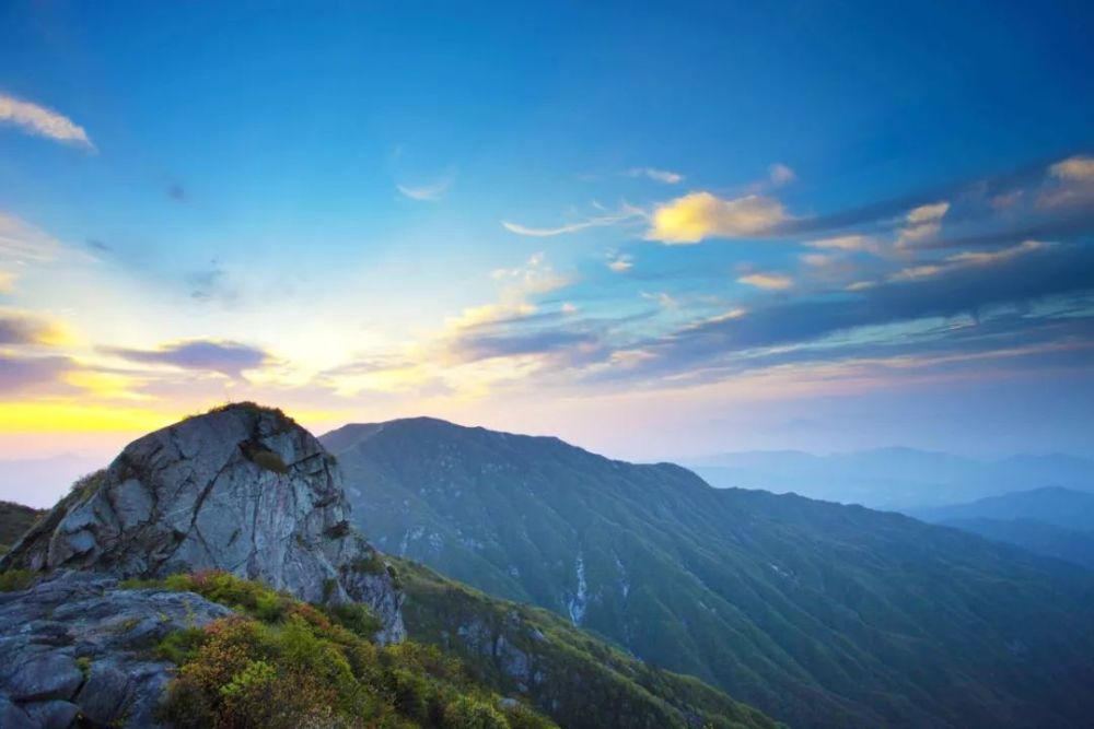 风景通城 隽秀两河贯穿全境 黄袍山,黄龙山群山环绕,碧波万顷