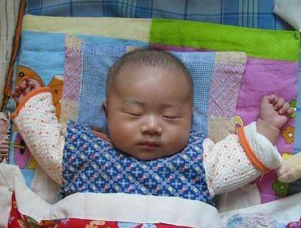 冬天,晚上睡觉让孩子这么穿衣服会损害健康,父