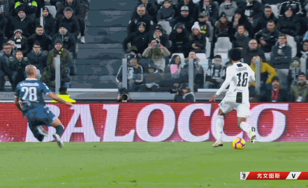 gif-c罗连庆祝进球都跳这么高?这球要进他真能吹一辈子