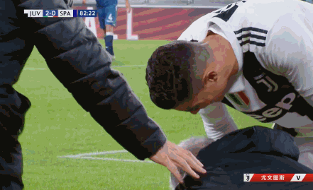 拒绝养生c罗3人包夹演绎大空翼式倒钩惨遭爆铲痛到捂脚抽搐