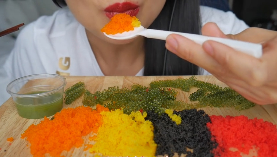 小姐姐吃一桌"鱼子酱",当她一动筷子,才知多数人买不起
