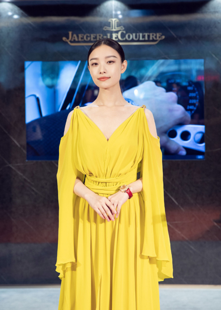 启时尚之路的倪妮,当真无可阻挡,网友:这绿叶都