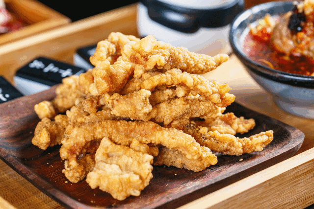 作为每次吃火锅的必点选项,我曾经乐于品尝和比较每家店小酥肉的细微