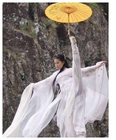 空中一字马,还能这么的好看,就算是身后的线没有处理掉也是仙气满满