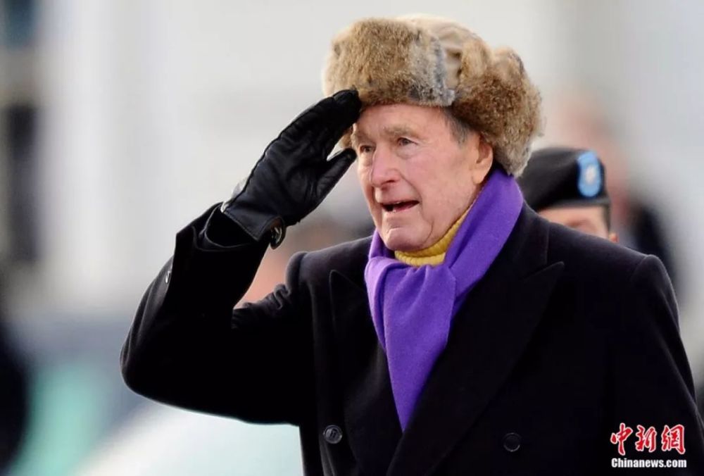 据外媒报道,当地时间11月30日,美国前总统乔治·w·h·布什逝世,享年