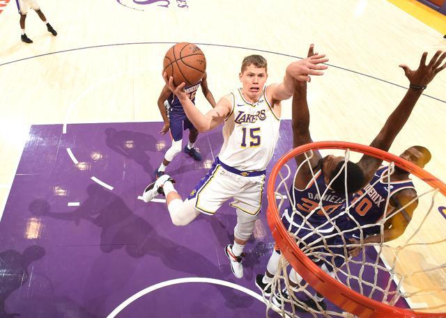 湖人瓦格纳进球全队欢呼 詹皇称如学会骑车