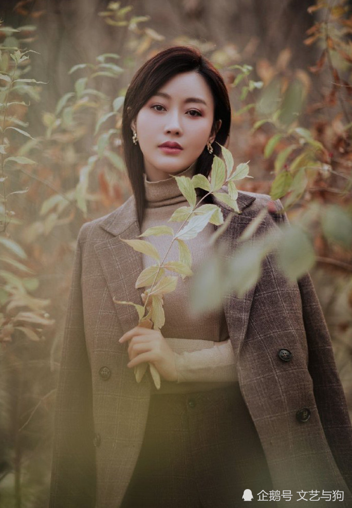 潘长江女儿潘阳晒写真,五官精致有气质超美