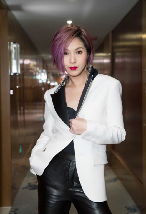 杨千嬅非主流造型真是相当酷炫,活动上真是让众星感到压力满满