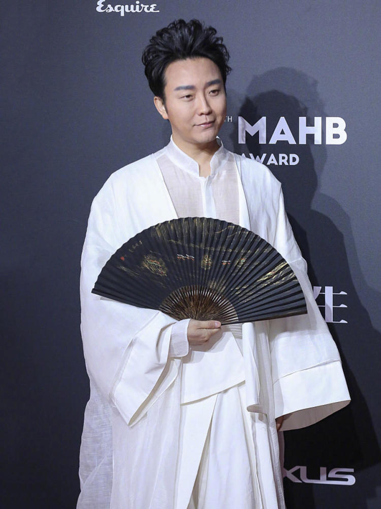 40岁李玉刚出席活动,穿一袭中国风汉服,成全场