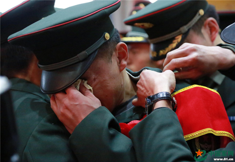 泪别军营!40余名退伍老兵含泪向军旗告别