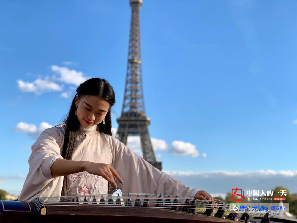 95后湘妹子穿红衣法国街头弹古筝 网友:宛如东方不败