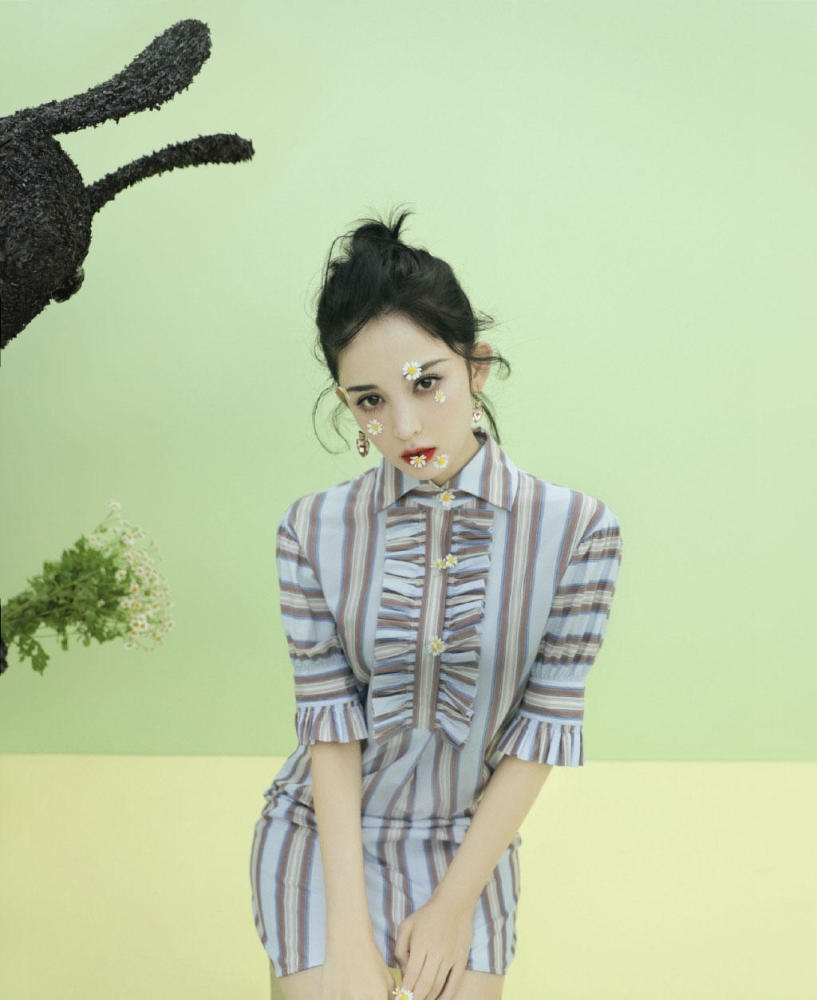 古力娜扎真的是女神,连打哈欠揉眼睛都这么美,网友:蝴蝶结亮了