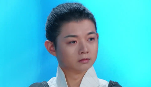 霍尊首次担任评委,注意到他拿话筒的姿势感觉飘了