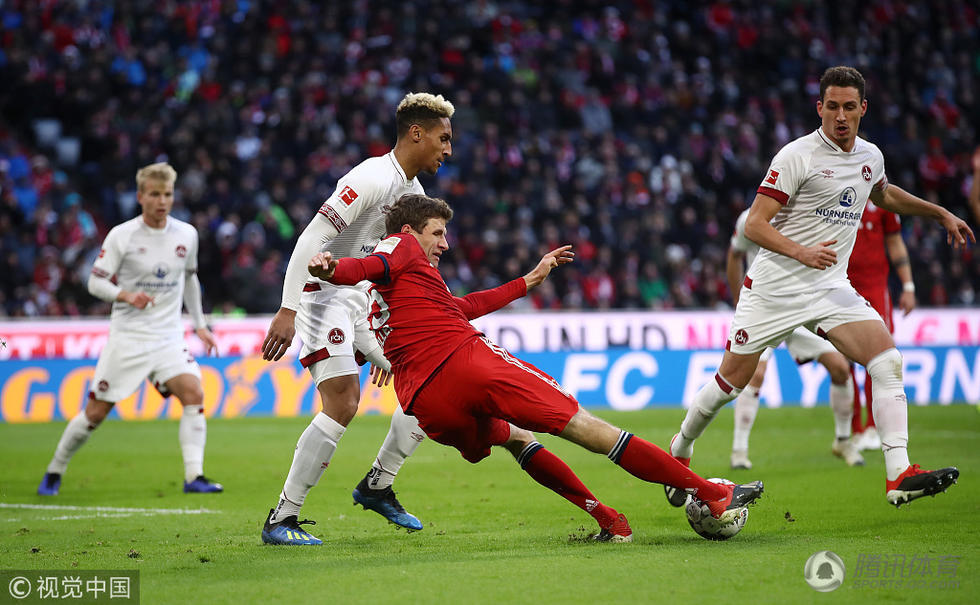 莱万进球倾听欢呼 里贝里获联赛首粒进球双手