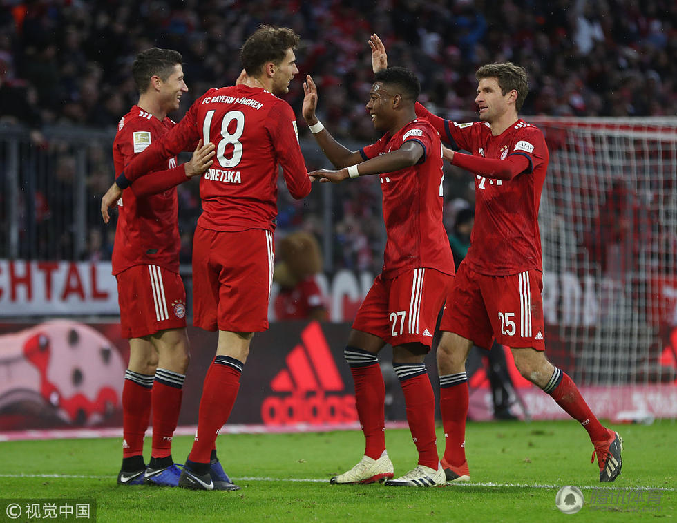 莱万进球倾听欢呼 里贝里获联赛首粒进球双手