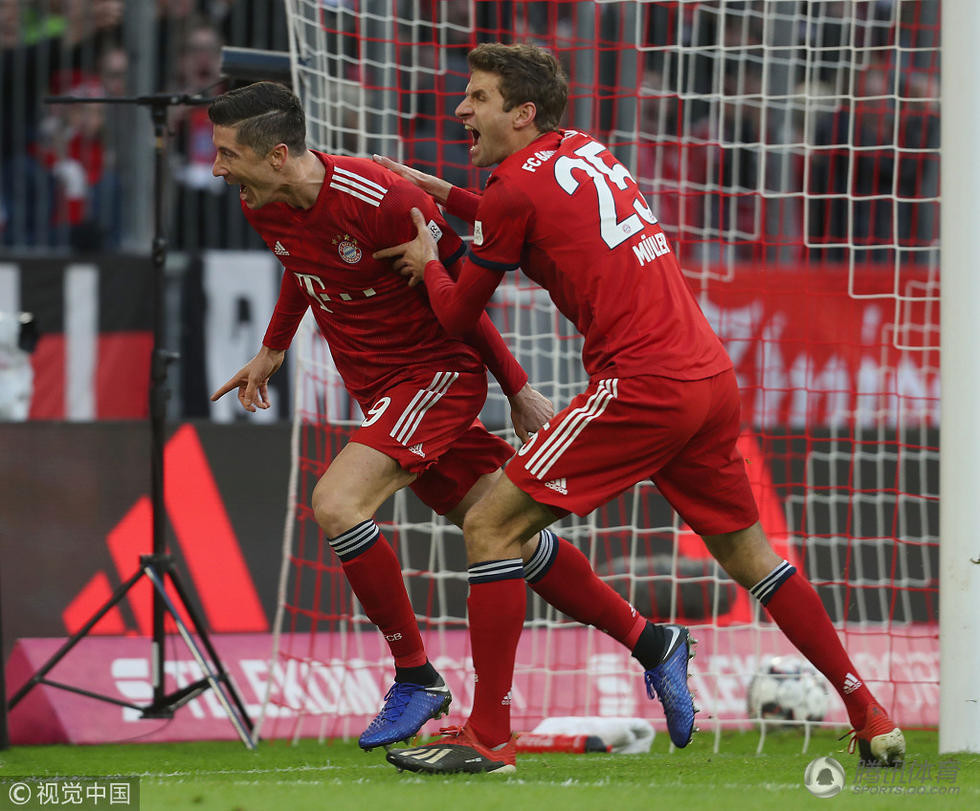 莱万进球倾听欢呼 里贝里获联赛首粒进球双手