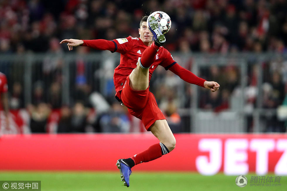 莱万进球倾听欢呼 里贝里获联赛首粒进球双手