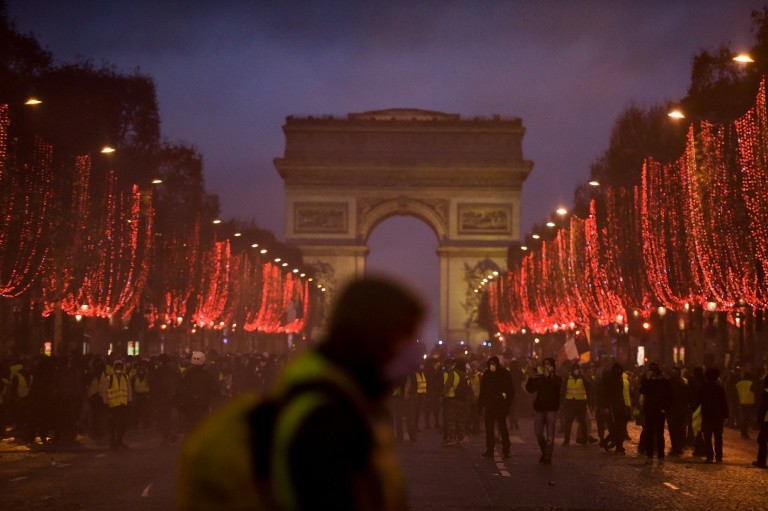 法国黄背心抗议者继续打砸抢烧 特朗普隔岸观