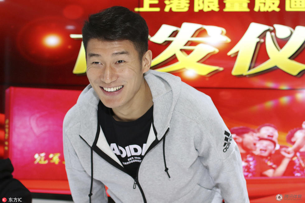 高清于海出席活动笑意鞠躬李圣龙一展歌喉
