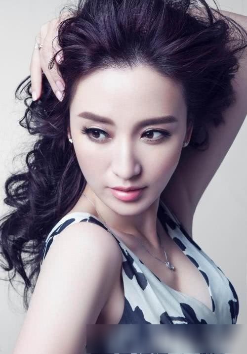 张萌生于天津,毕业于悉尼新南威尔士,环球小姐中国区冠军,演员