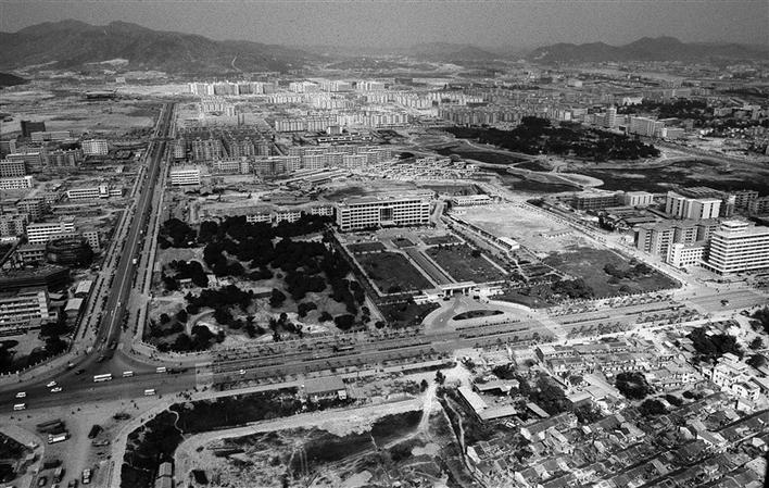 1983年 市政府大楼,画面下方为上步村 何煌友摄深圳美术馆藏.