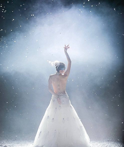 60岁杨丽萍美背惹人羡,腰肢纤细宛如少女,她却还嫌不够瘦