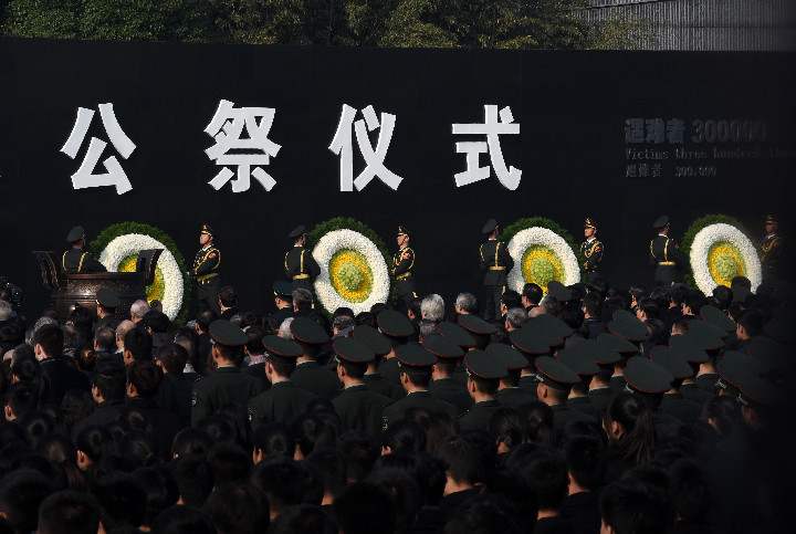 的悼念仪式继续进行,81名南京青少年代表宣读《和平宣言》:前事不忘
