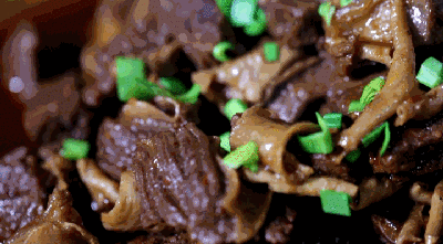 猪的护心肉,也叫做"护心皮",学名"胸腹膈肌",顾名思义就是心脏跳动时