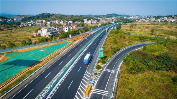 滬昆高速邵陽境內范家山至周旺鋪段恢復通車,路面滿滿新科技