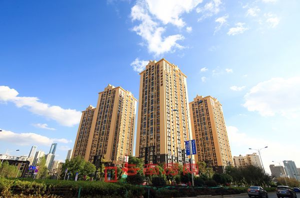 龙泉路第一大盘万彩城