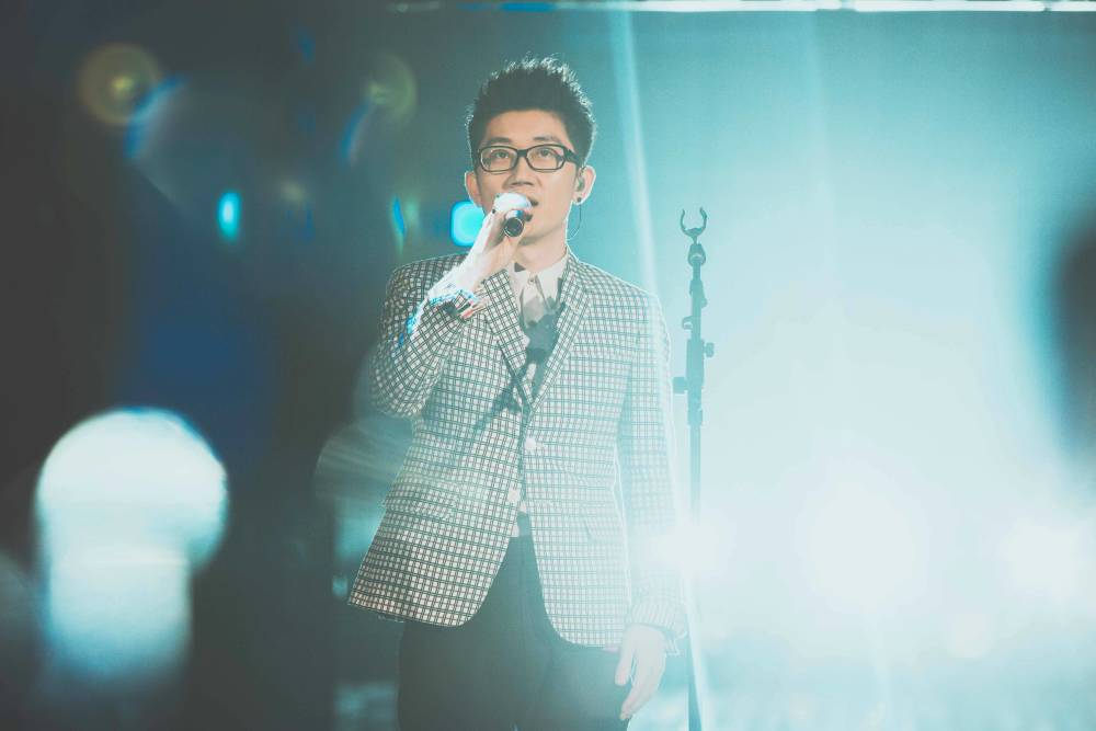 金志文自曝20年前撞脸张一山?10岁年龄差,网友:只有眼镜像